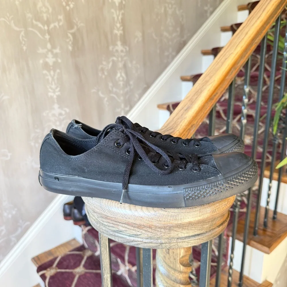 VANS men’s low rise, solid black sneaker size 11 good condition